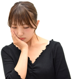 悩む女性